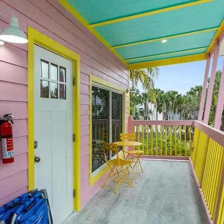 Charming Suite With Balcony And Bikes In Historic Sandpiper Inn Sanibel Exterior photo