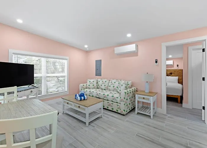 Charming Suite With Balcony And Bikes In Historic Sandpiper Inn