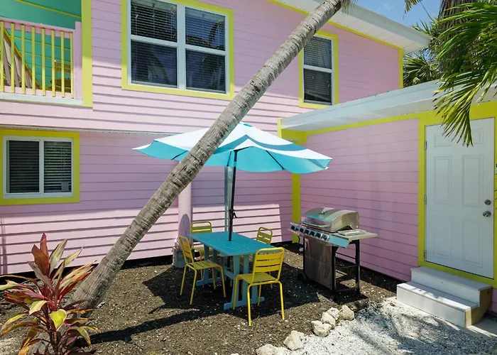 Charming Suite With Balcony And Bikes In Historic Sandpiper Inn
