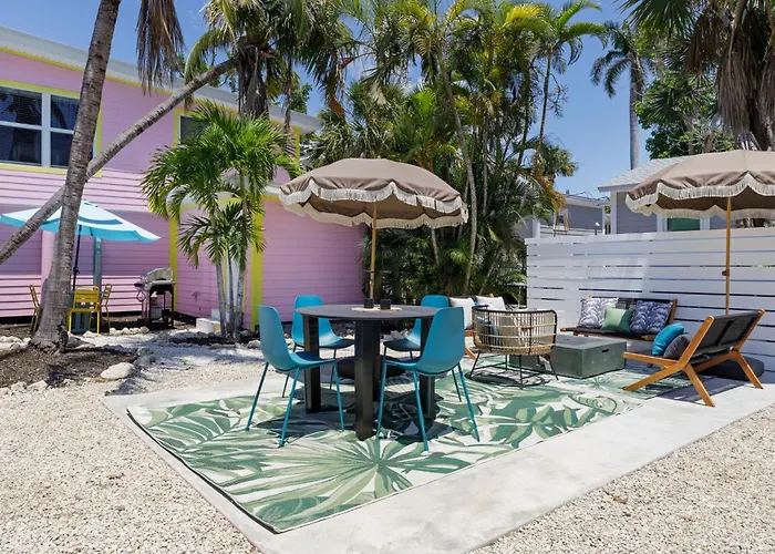 Charming Suite With Balcony And Bikes In Historic Sandpiper Inn