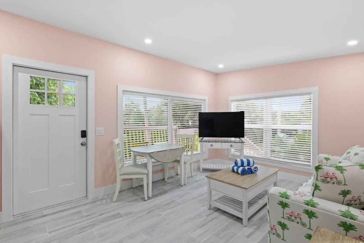 Charming With Balcony And Bikes In Historic Sandpiper *