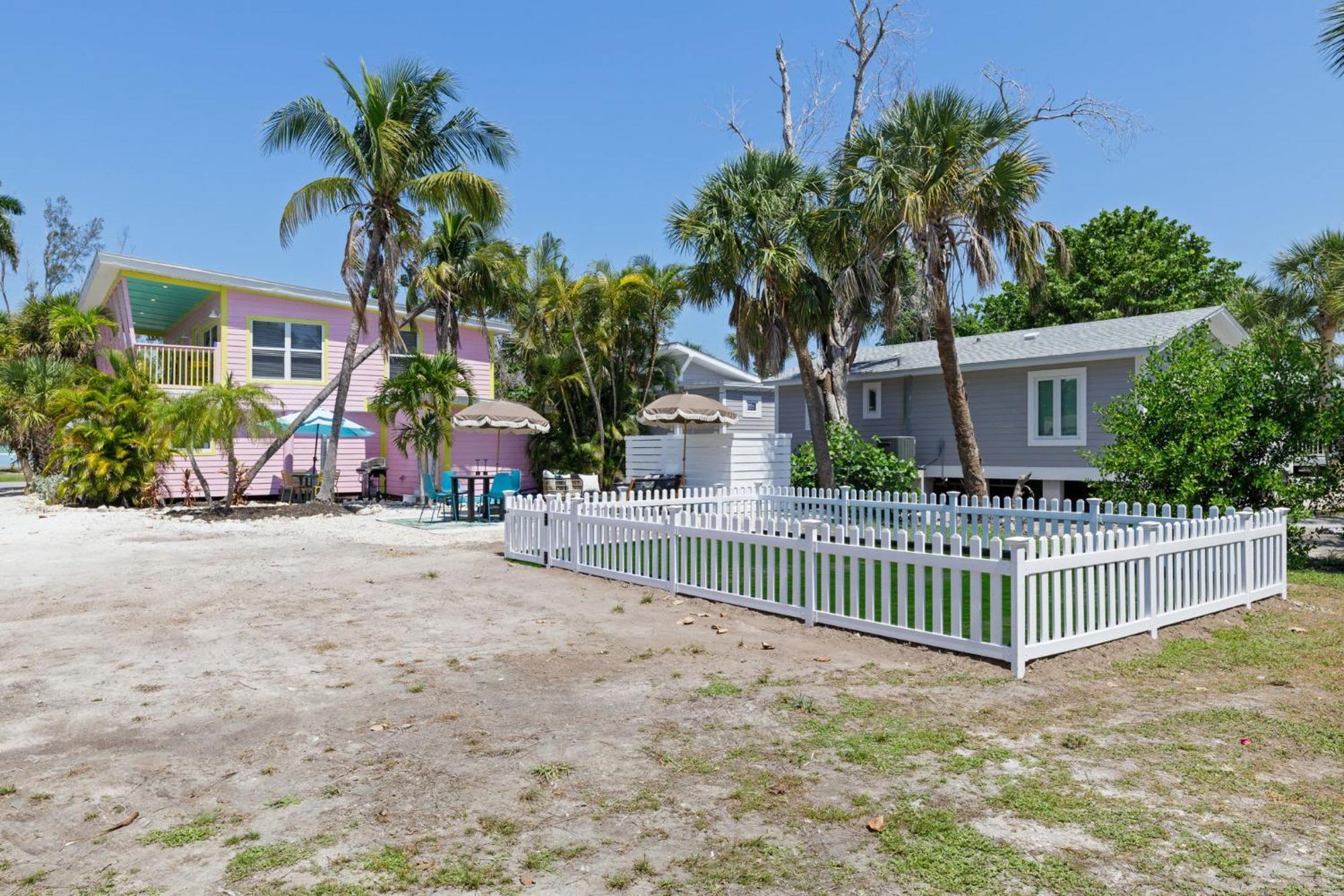 Charming With Balcony And Bikes In Historic Sandpiper *