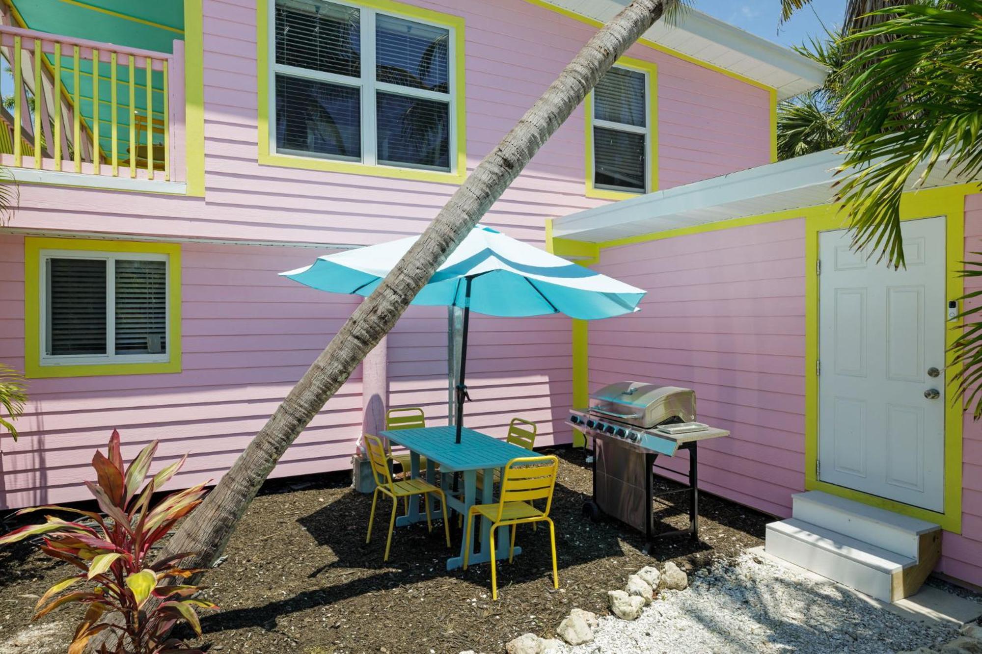 Charming With Balcony And Bikes In Historic Sandpiper * Sanibel